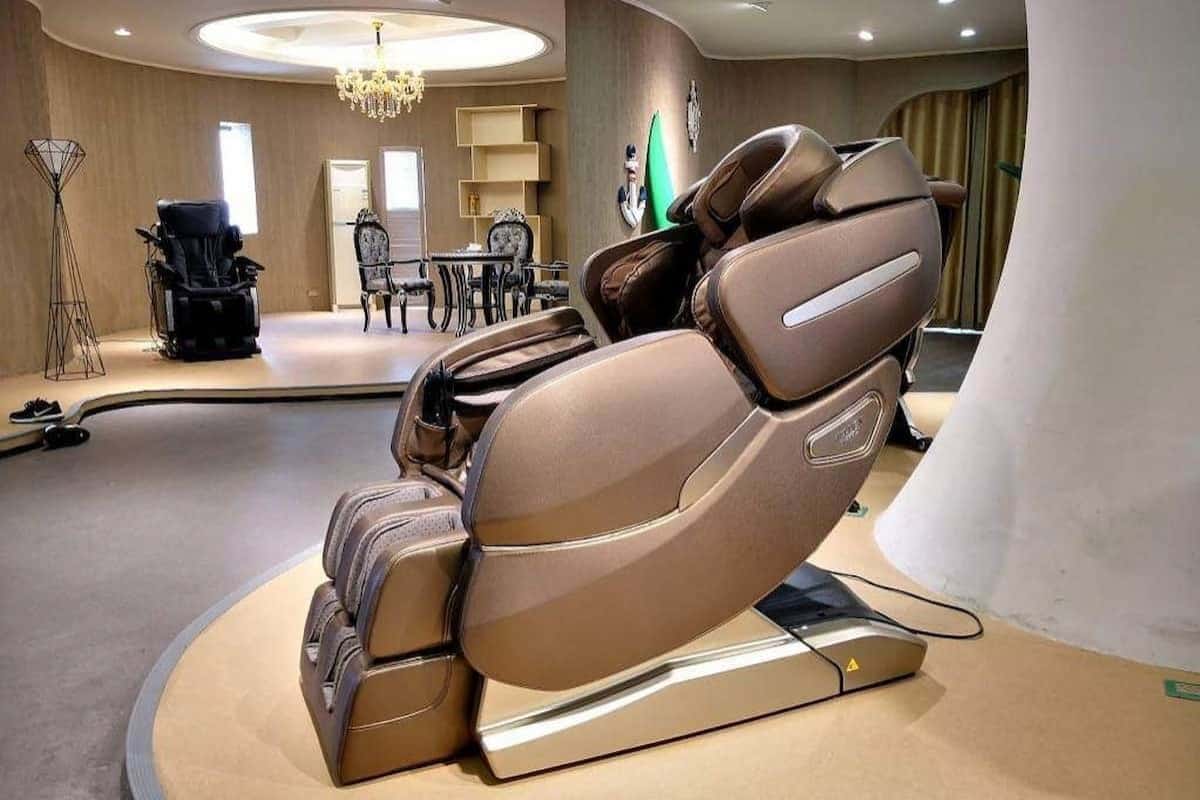  Body Massage Chair in Delhi; Brown Milky Color Leather Material Reducing Chronic Pains 